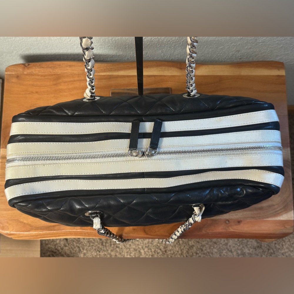 CHANEL Lido Bag/Tote 💙 Navy Blue - Picture 2 of 14